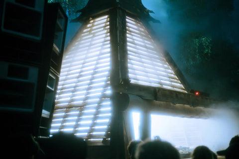 Festival techno en Norvège - scène en bois éclairée et sound system au Monument Festival, en forêt