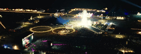 Vue aérienne nocturne d'un grand festival slovaque, scènes illuminées et public sur l'aéroport de Trenčín