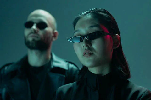 techno pouffe une femme et un homme en tenu techno noir